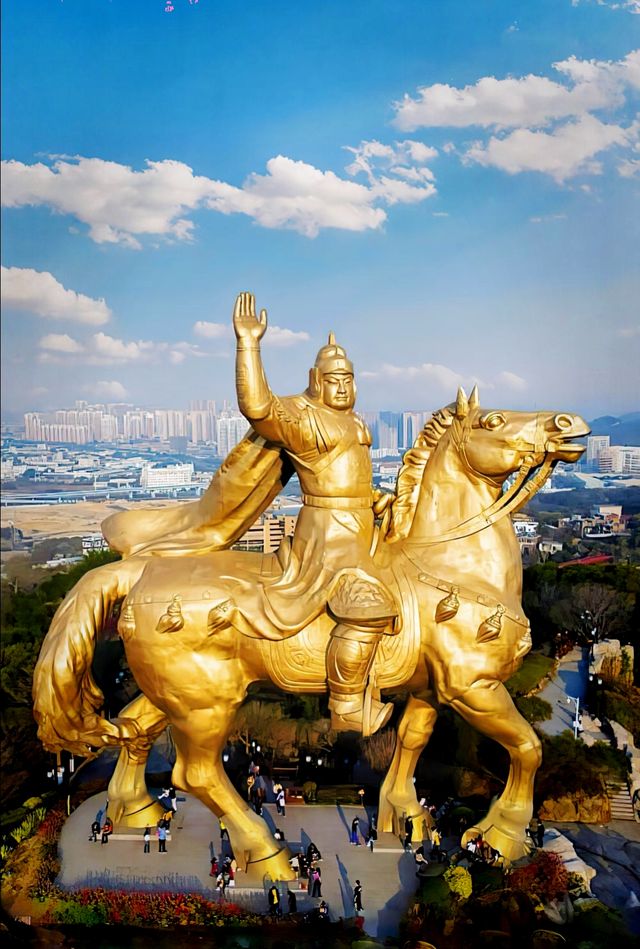 登頂亞洲最大騎馬雕像！