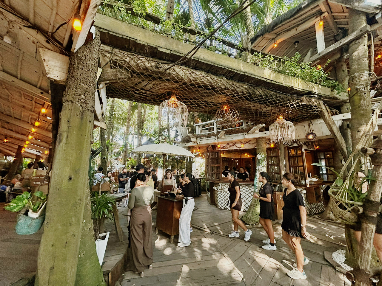 The most captivating aspect of this weekend market isn't just the stalls and aromas, but the building itself, which seems to extend from nature. Bamboo and wood interweave to form the curved roof, allowing light to filter through the gaps, creating a soft, playful effect.

Stepping inside, the air is cool and bright. The structural lines are elegant yet unpretentious, creating a sense of harmony between the building and the wind and trees. Every corner feels like a painting handcrafted by nature.

Wandering in a market like this is a unique experience—the bustle of life is enveloped in beauty, and even time becomes gentle.

#Bali #WeekendMarket #BambooArchitecture #SustainableDesign #ArchitecturalAesthetics #BaliVibes #TripMoments #TravelDesign
