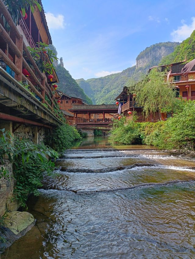 德夯,苗語的音譯,意思為「美麗的峽谷」。 德夯,苗語的音譯,意思為「美麗的峽谷」。