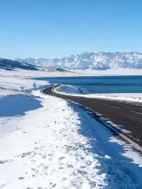 救命！新疆賽里木湖冬日美到失語 藍冰