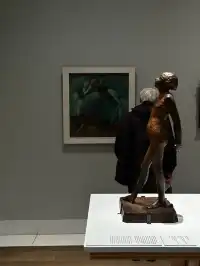 在嘉士伯美術館，我差點錯過了牆上的畫