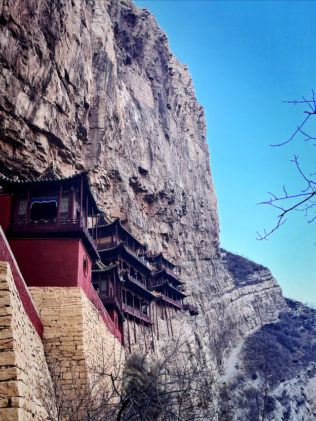 一座被懸掛在懸崖峭壁上的古寺 一座被懸掛在懸崖峭壁上的古寺