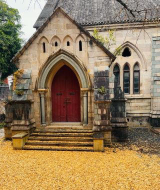 อย่าเรียกมันว่าโรงแรมเลย เรียกมันว่าเพื่อนเก่าของเราที่อยู่ชั้นล่างดีกว่า