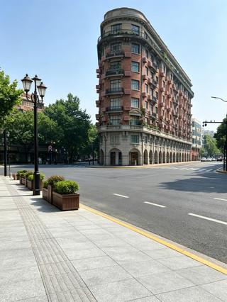 A day trip to Wukang Road | Stroll along the old streets lined with plane trees and unlock the romance of Shanghai's century-old villas.