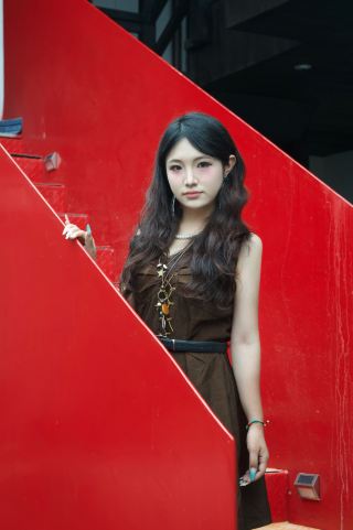 麗江步行2分鐘進古城｜被這抹紅樓梯拿捏了