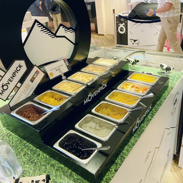 滿座！一百多依客人， 人聲鼎沸！食物豐富 ！
