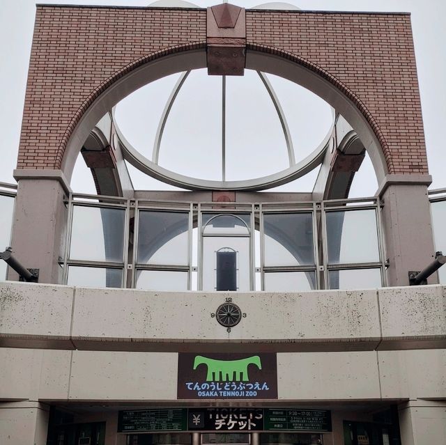 自動販売機にゾウの銅像！岩場にお正月飾り！