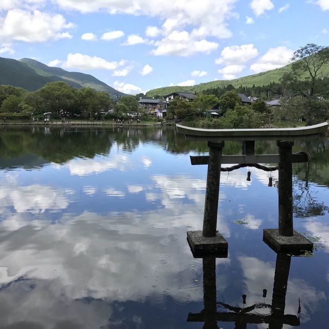 金鱗湖欣賞由布岳、湖泊、水上鳥居美麗景色