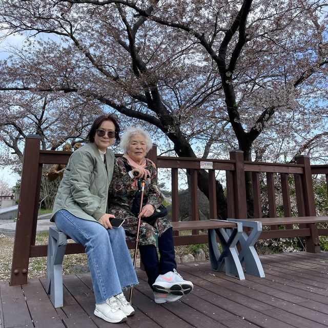 홍장과 박신의 사랑이야기가 담겨있는 경포호