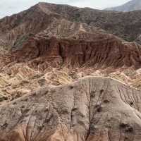 수천 년의 얼음, 물, 바람의 침식의 결과로 형성된 뾰족한 Skazka canyon (스카즈카 협곡) 