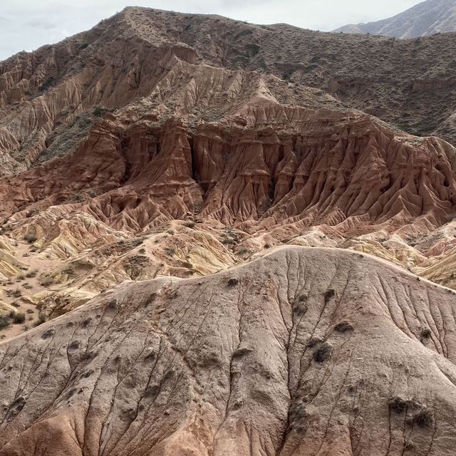 수천 년의 얼음, 물, 바람의 침식의 결과로 형성된 뾰족한 Skazka canyon (스카즈카 협곡) 