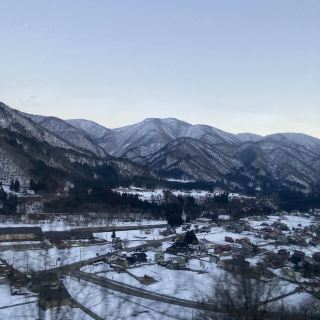 Огромный белый Сиракава-го