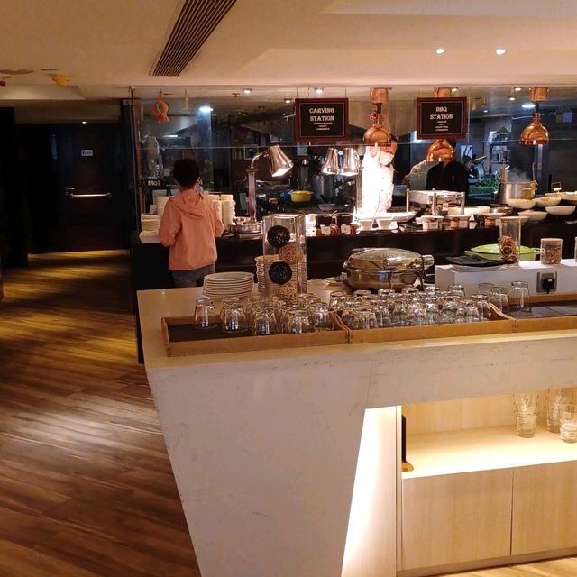 萬怡酒店 ！海！陸！空！自助午餐！