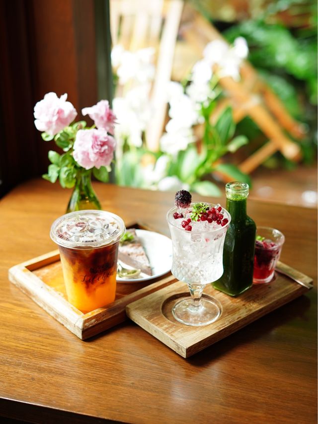 คาเฟ่กลางสวนดอกไม้ Lifehouse Cafe ฉะเชิงเทรา