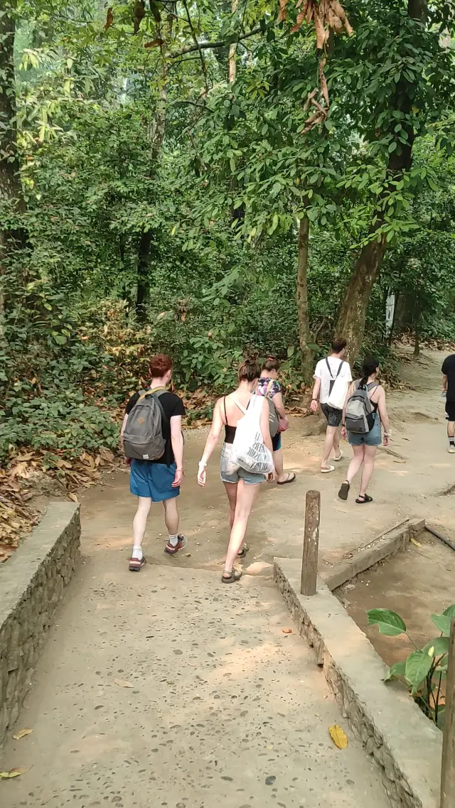 Walking trail in Kuang Si Waterfall