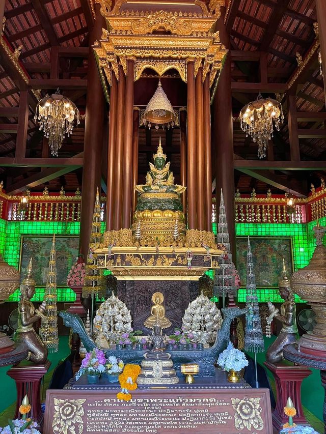 วัดพระแก้วเชียงราย เที่ยวแบบสายบุญ