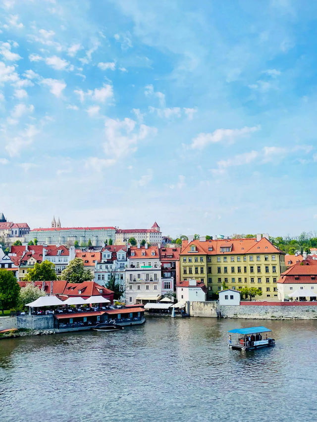【絶景】絵本みたいな街並みがかわいい❤️プラハを代表する名所カレル橋🌉🇨🇿