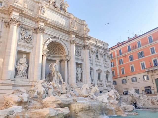 ローマ観光　歩いて回れるオススメモデルコース　トレビの泉　スペイン広場　フォロ・ロマーノ