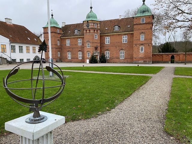 「2024奧登塞必遊景點！Hollufgård slotspark：藝術與自然的和諧之地」