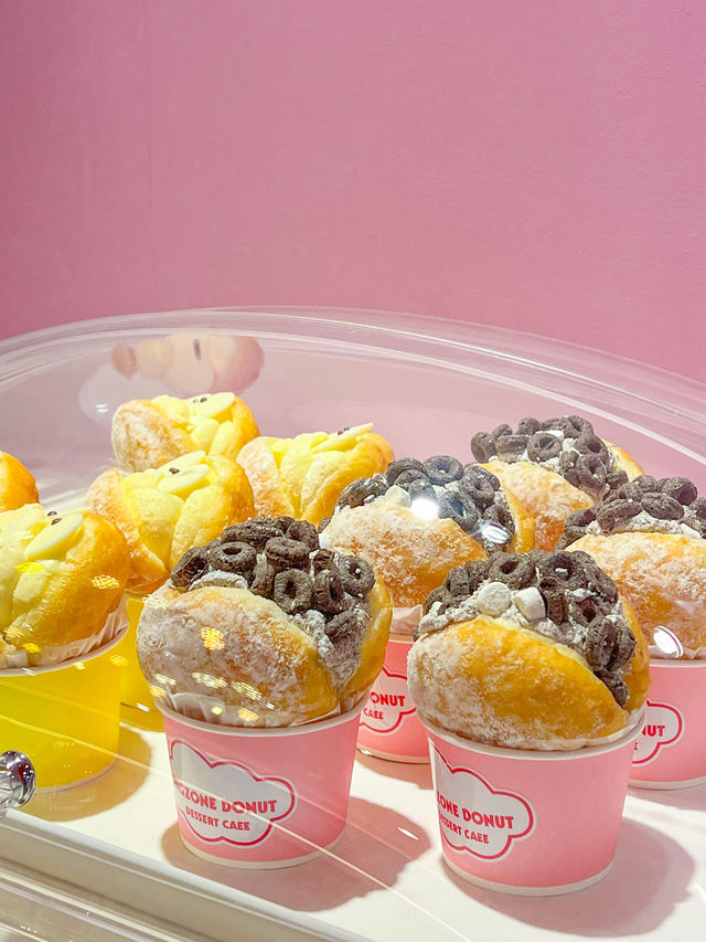 세상의 알록달록함을 모아둔 카페🍩