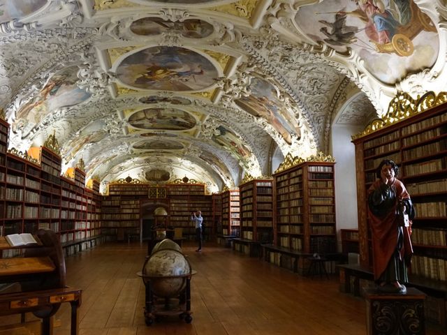 【チェコ】修道院内の美しい図書館！ストラホフ修道院