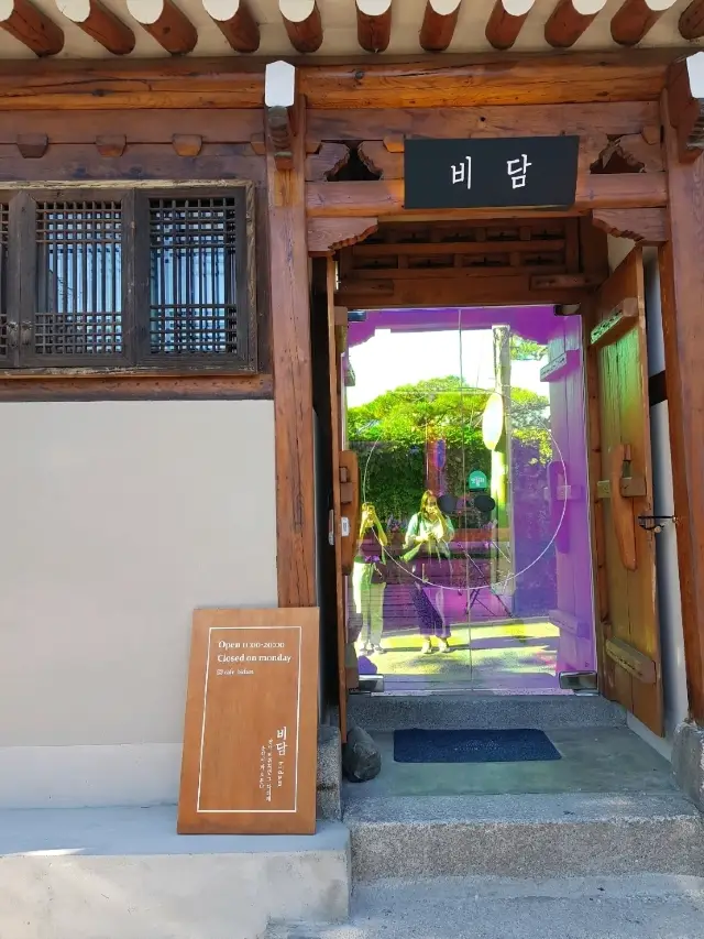 Harmony of Hanok and Modern Interior, Bukchon Hanok Village Bidam Cafe