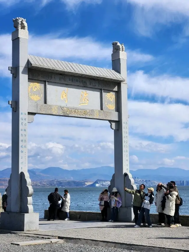 A popular destination in Dali full of beautiful cafes and great for cycling, Erhai Lake.