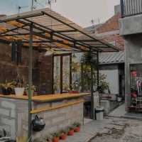 A COZY COFFEE PLACE TUCKED INSIDE AN ALLEY
