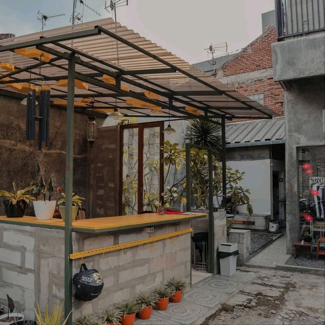 A COZY COFFEE PLACE TUCKED INSIDE AN ALLEY