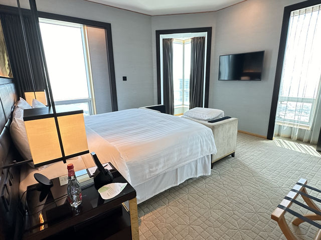 杜拜香格裡拉酒店：套房俯瞰哈里發塔，良好服務