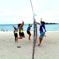 เล่นน้ำที่หาดลูกลม เกาะแสมสาร 