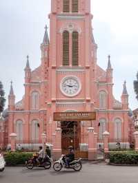 พาเที่ยวโบสถ์สวยกลางเมืองลุงโฮ Tan Dinh Church
