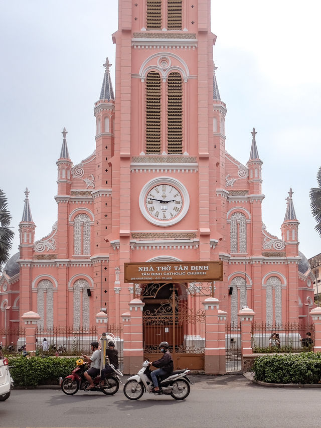 พาเที่ยวโบสถ์สวยกลางเมืองลุงโฮ Tan Dinh Church