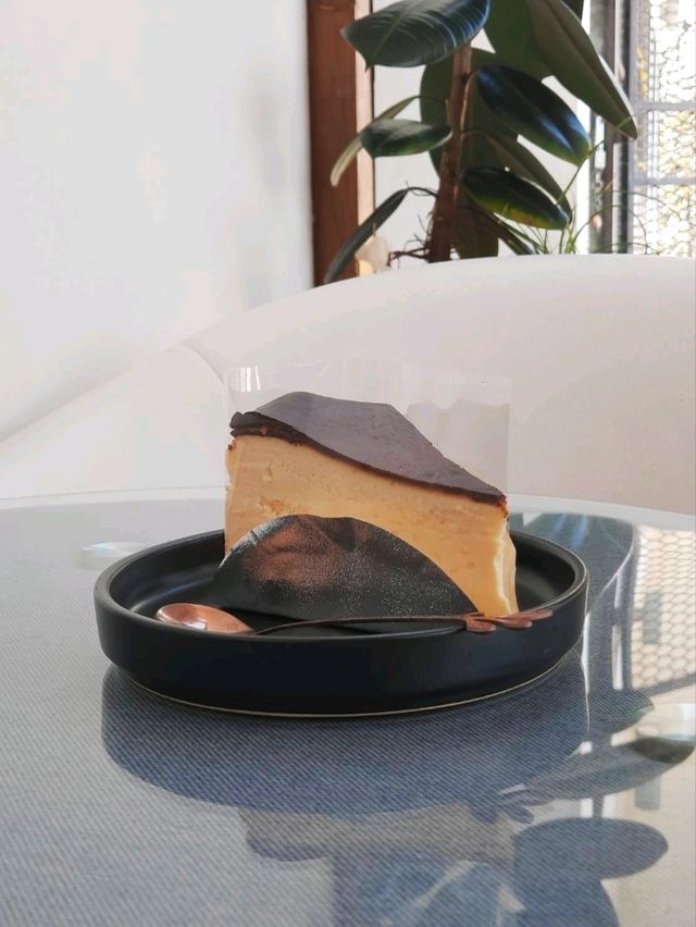 Mongni Cafe คาเฟ่สวยริมหนองประจักษ์