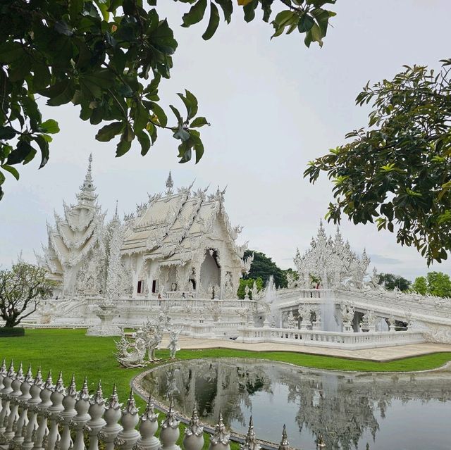 เที่ยวเชียงราย ไหว้พระวัดร่องขุ่นสวรรค์บนดิน
