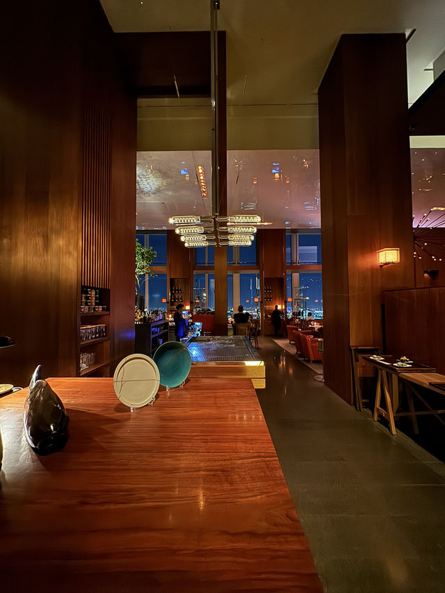 煌びやかな都心の夜景とともに！the tavernでディナータイム！