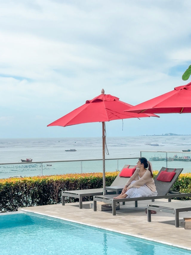 Novotel Marina Sriracha สระว่ายน้ำวิวทะเลพาโนราม่า