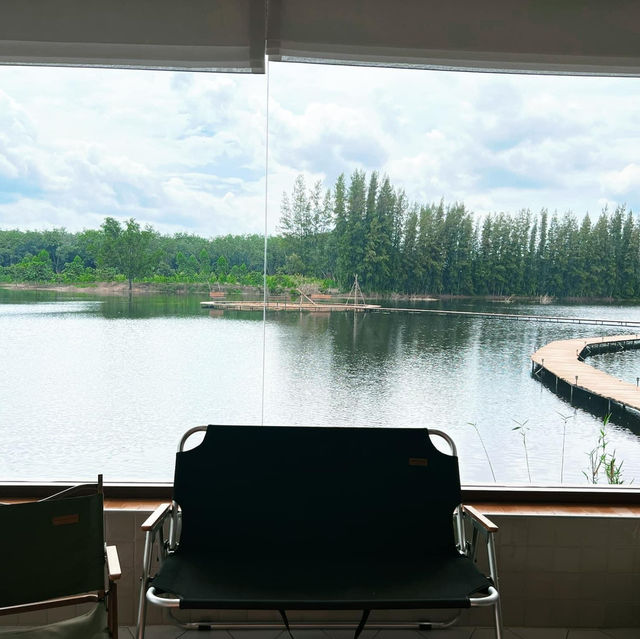 คาเฟ่ริมทะเลสาบสุดชิค 🛶