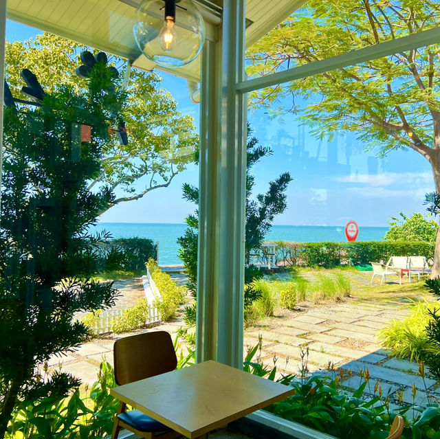 Inthanin Cafe คาเฟ่ริมทะเลอ่างศิลา