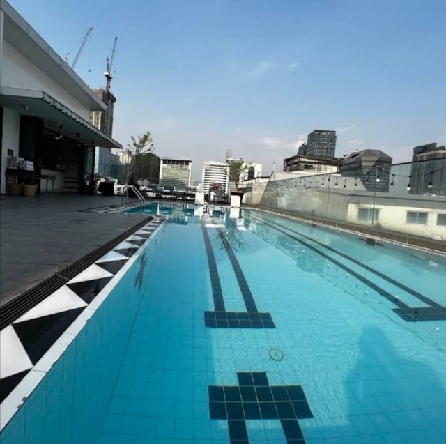 Asian Hotel 交通方便、時尚豔紅的曼谷亞洲酒店