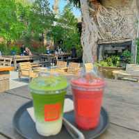 มานั่งคาเฟ่ริมน้ำที่HONG SIENG KONG🏡
