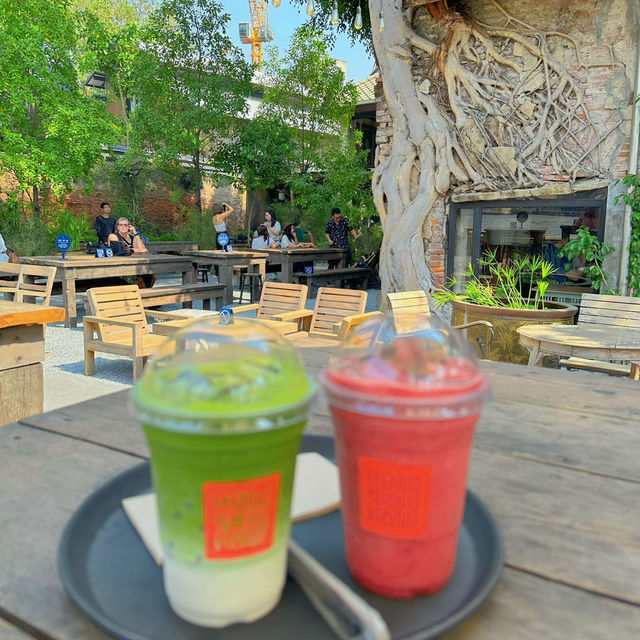 มานั่งคาเฟ่ริมน้ำที่HONG SIENG KONG🏡