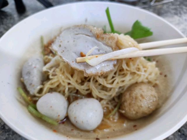 ก๋วยเตี๋ยวเมืองแปดริ้ว ลูกชิ้น คือ ดีจริง อร่อยมาก