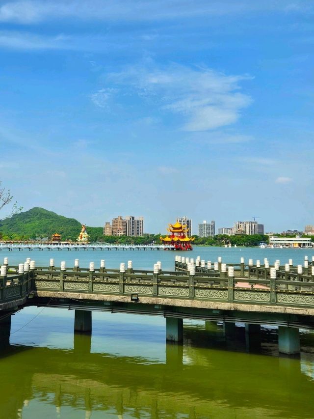 가오슝의 도심 속 호수 : Zuoying Lotus Pond🏝