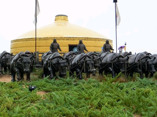 雨天遙望草原的英雄，內蒙古-成吉思汗陵園