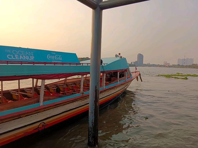 นั่งเรือด่วนเจ้าพระยาเที่ยวฝั่งธน