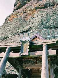 自然の造形美！迫力満点の巨大な岩🪨