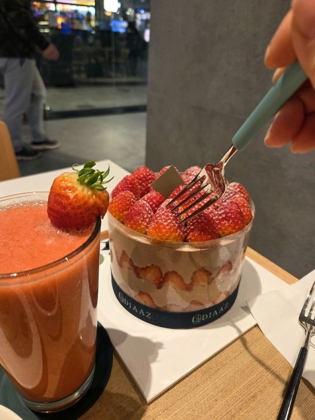 딸기가 듬뿍 올라간 케익이 있는 감성카페 '카페디아즈'