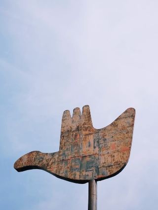 มือยักษ์เป็นสัญลักษณ์ของสันติภาพและการปรองดอง
