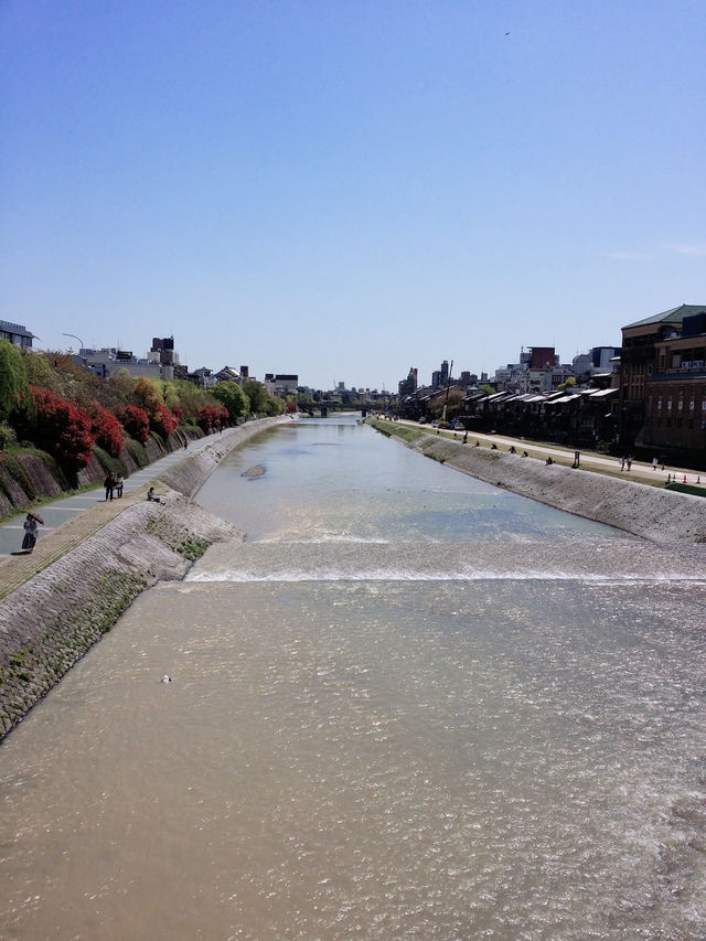 京都｜歷史悠久的鴨川四条大橋 